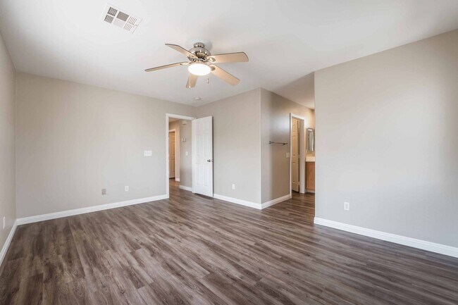 Building Photo - 3 BEDROOM HOUSE WITH OPEN FLOOR PLAN !!