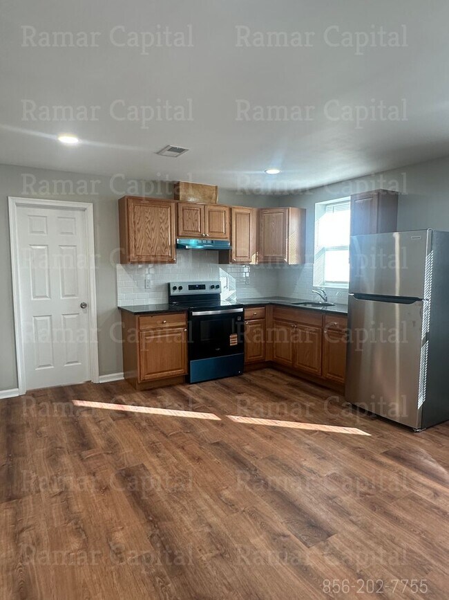 Building Photo - 451 Line St