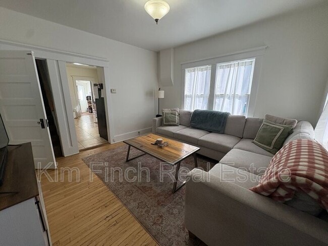 Building Photo - 1149 S Lk St