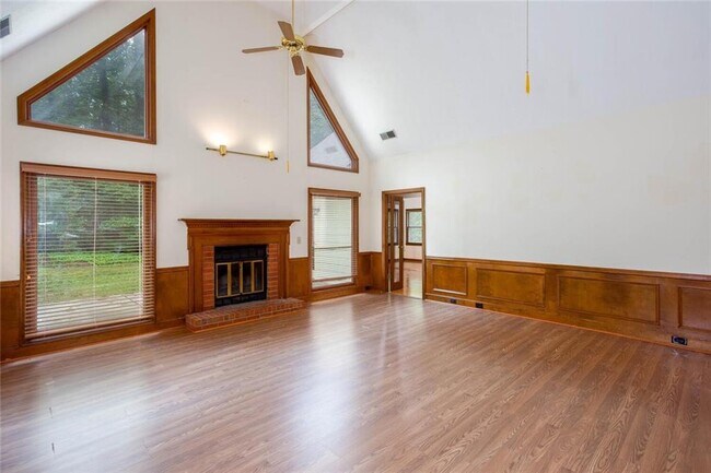 Building Photo - 179 Lakeside Dr NW