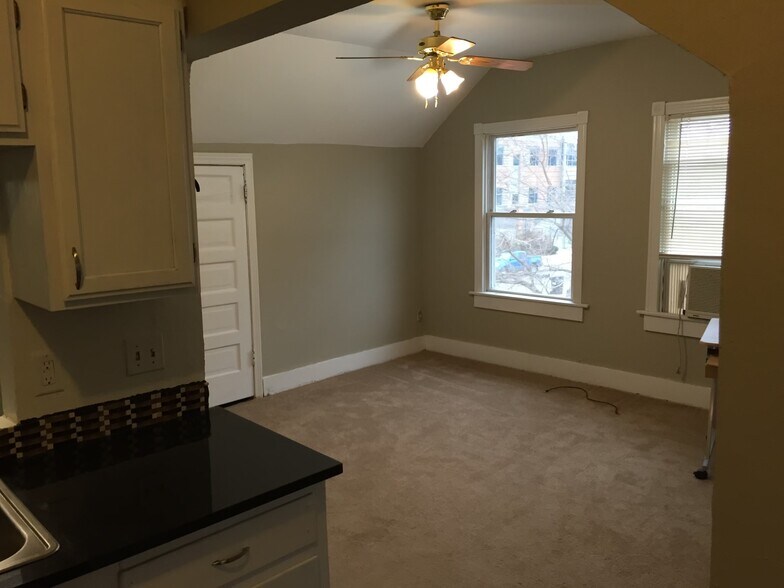 Building Photo - 920 W 3rd St