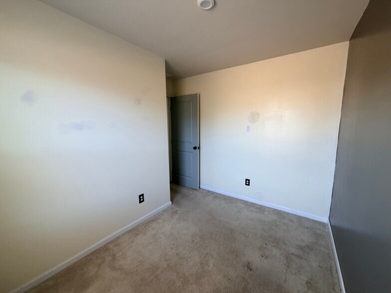 Building Photo - 3012 Blue Brook Ln