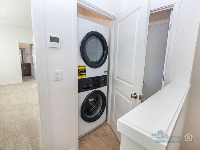 Building Photo - Charming 2-Bedroom, 2.5-Bathroom Home in Hillsboro