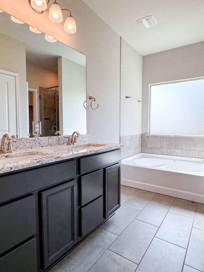 Building Photo - Stunning home with ALL THE SPACE in 3 Creeks!