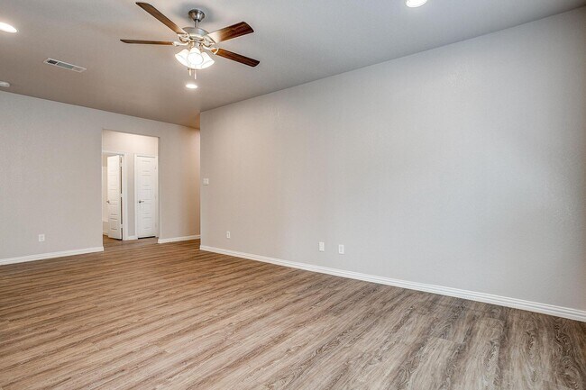 Building Photo - Move in Ready