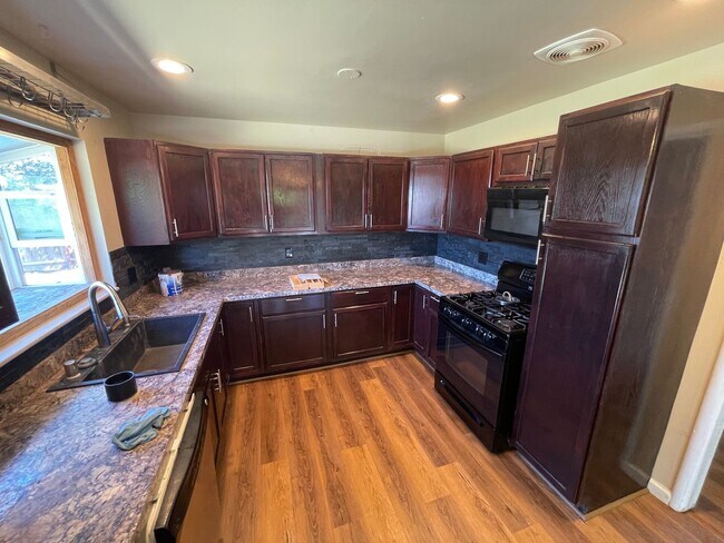 Building Photo - 3 Bedroom, 2 bath home in Chico, Just off the Esplanade, Excellent Location, Large Backyard