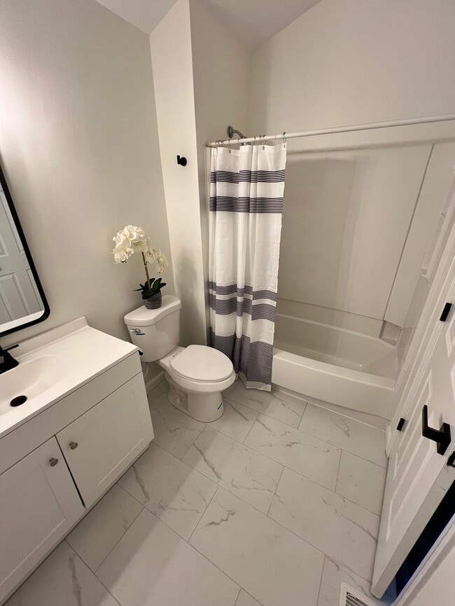 Building Photo - 666 Mariner Dr