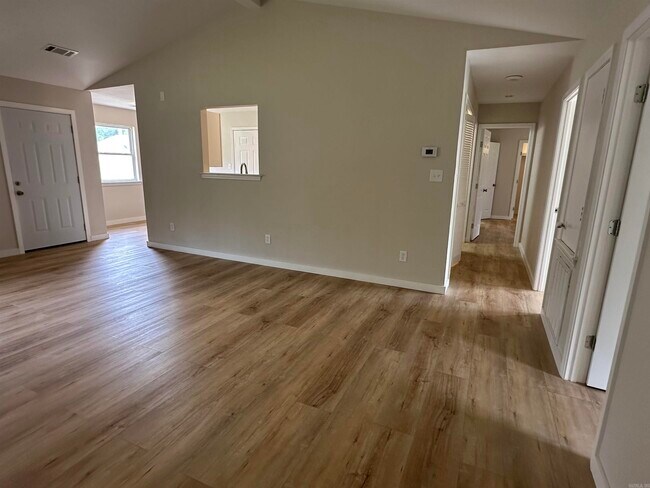 Building Photo - 216 Spring Branch Dr