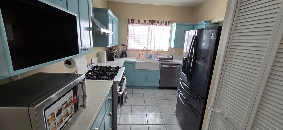 Building Photo - 1610 W 36th Pl