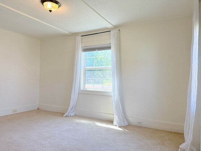 Building Photo - **COMING SOON**Quiet Living with Convenient Access In Ellendale!