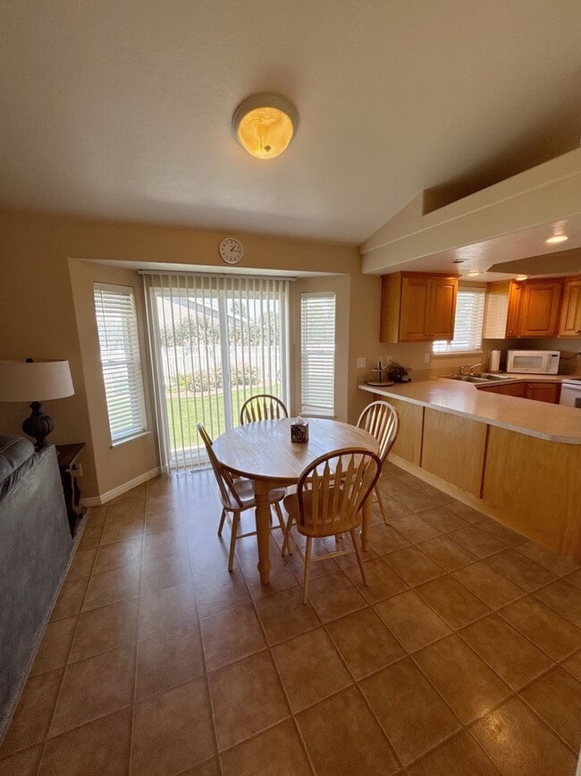 Building Photo - 2456 Brandon Dr