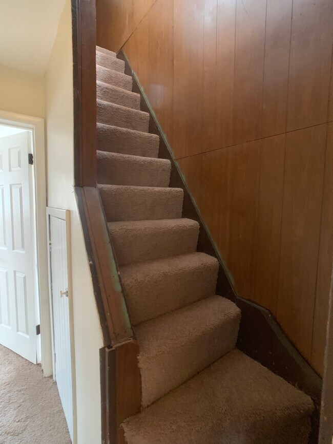Building Photo - Great 2 bed 2 bath with bonus attic space house located steps from shopping.