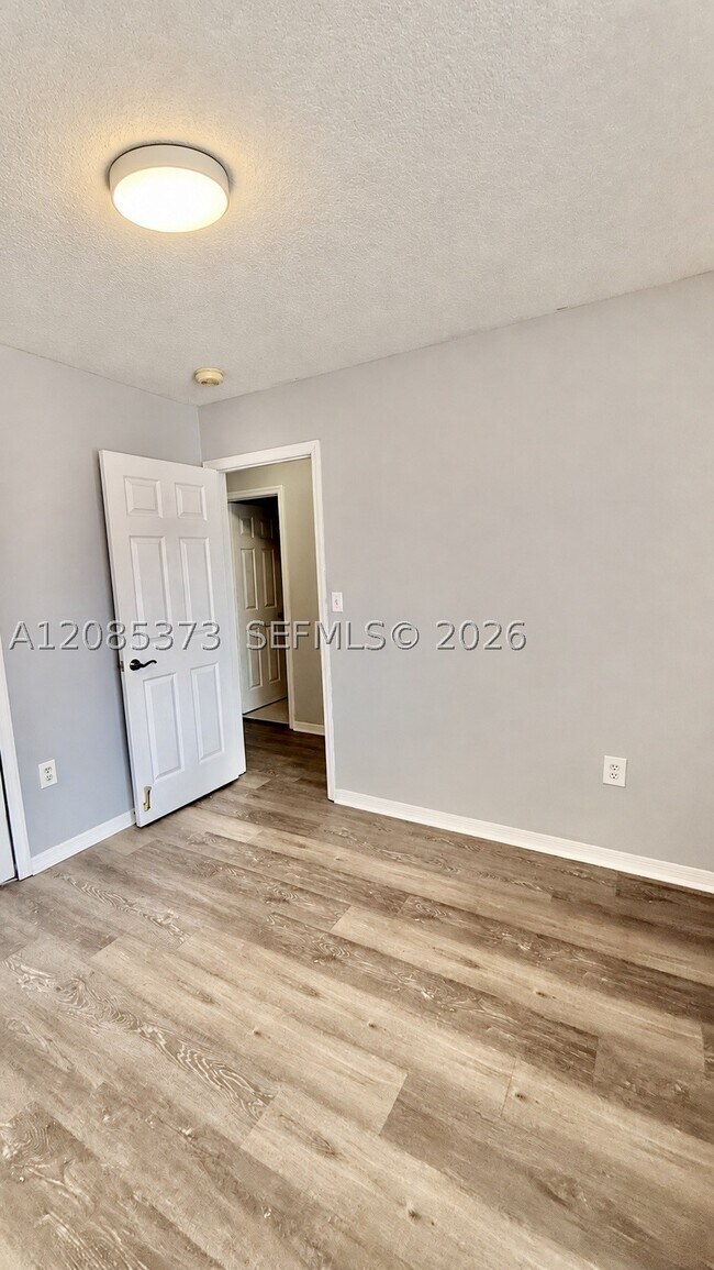 Building Photo - 10130 SW 154th Ct
