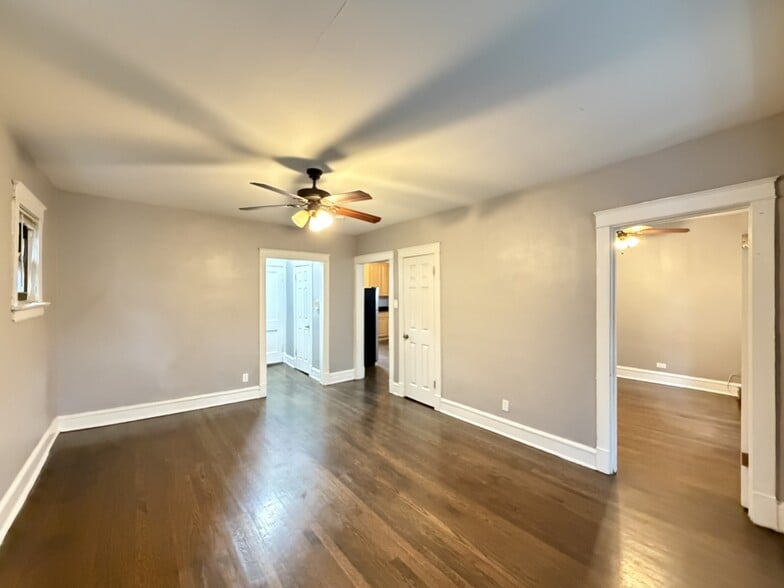 Building Photo - 3604 W Sunnyside Ave