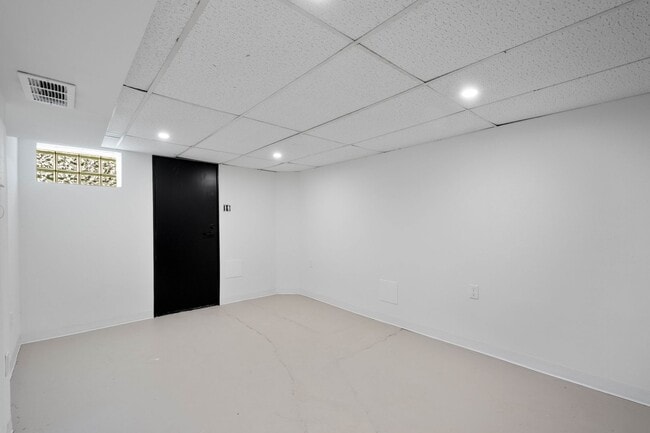 Building Photo - READY FOR MOVE IN! FULLY REMODELED 3-BEDRO...