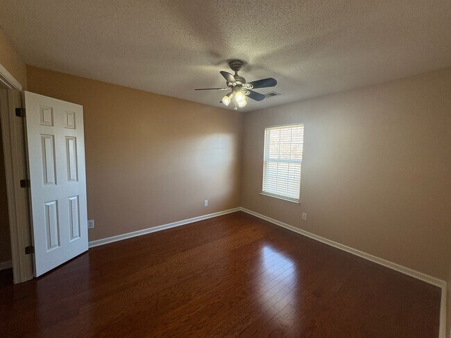 Building Photo - 3/2.5 Townhome Available Now!