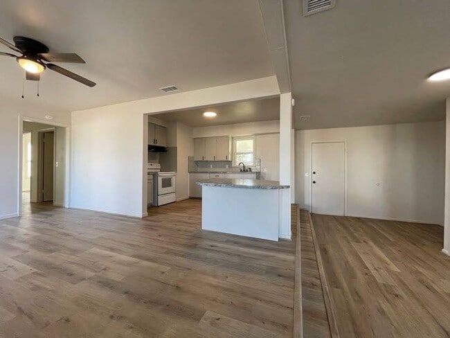 Building Photo - Lamesa Luxe Retreat – Modern Comfort Meets Small-Town Charm