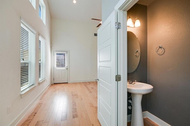 Building Photo - 2205 Capulet St
