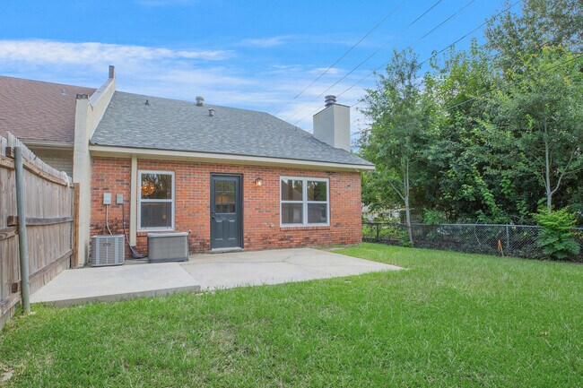 Building Photo - 301 Kingston Dr