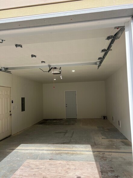 Building Photo - 2526 Broadway