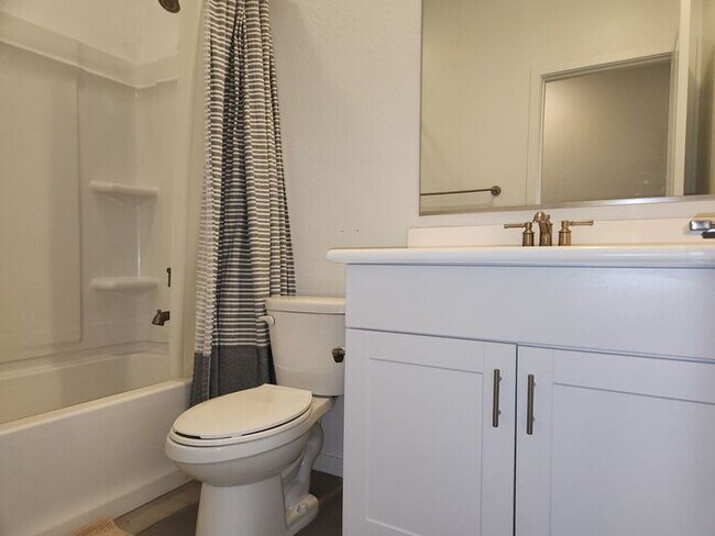 Building Photo - Mountain view single story home.