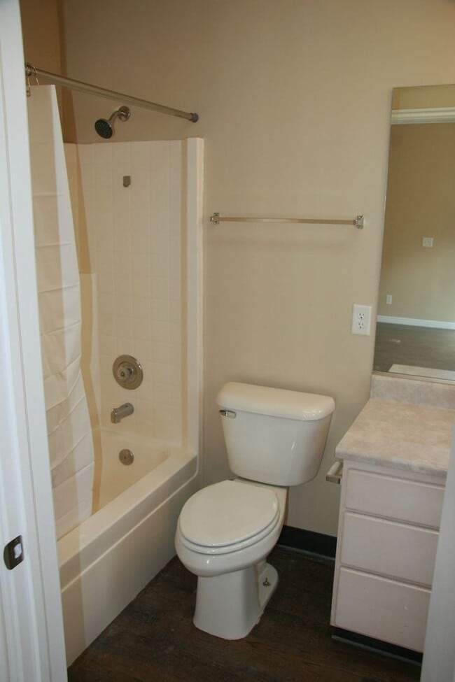 Building Photo - N101 Studio Apartment Available Now UTILIT...