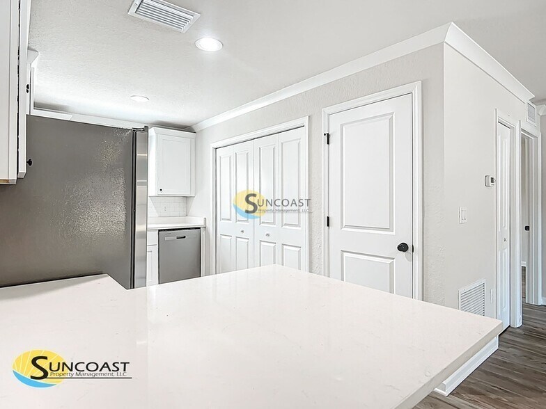 Building Photo - 698 W Virginis Dr