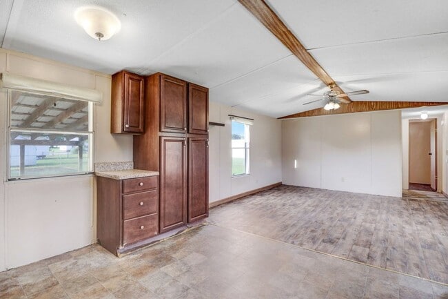 Building Photo - 2 BR, 2 BA Mobile Home w/ 2-Car Detached G...