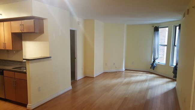 Building Photo - Updated 1 Bedroom Condo with Office and Ga...