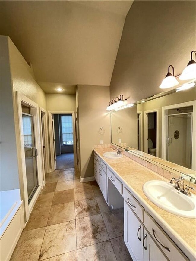 Building Photo - Large 4 bedroom home in established neighborhood