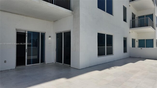 Building Photo - 10 SW South River Dr