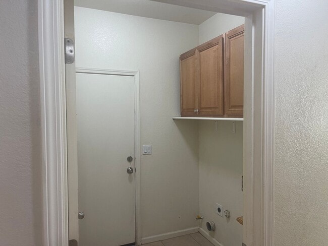 Building Photo - Ideal 4br/2ba single story with chefs kitchen