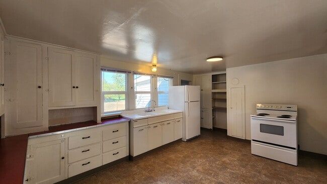 Building Photo - Home on Two Acres with Pets Considered