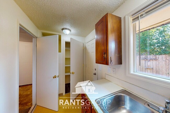 Building Photo - Spacious 2-Bedroom Duplex Unit with a Gara...