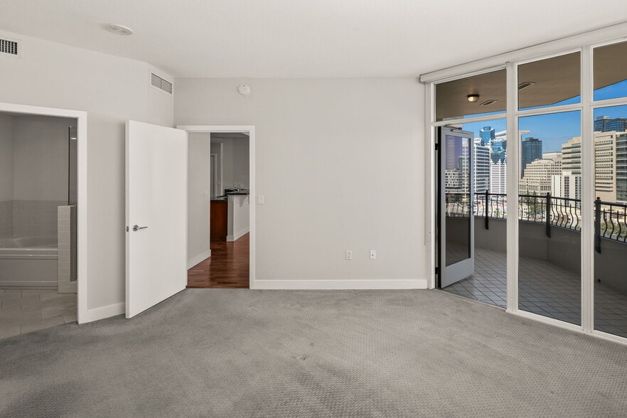 Building Photo - 700 W Harbor Dr