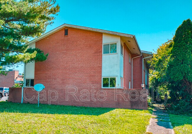 Building Photo - 26 S Hampton Rd