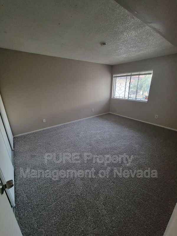 Building Photo - 1405 E Vegas Valley Dr