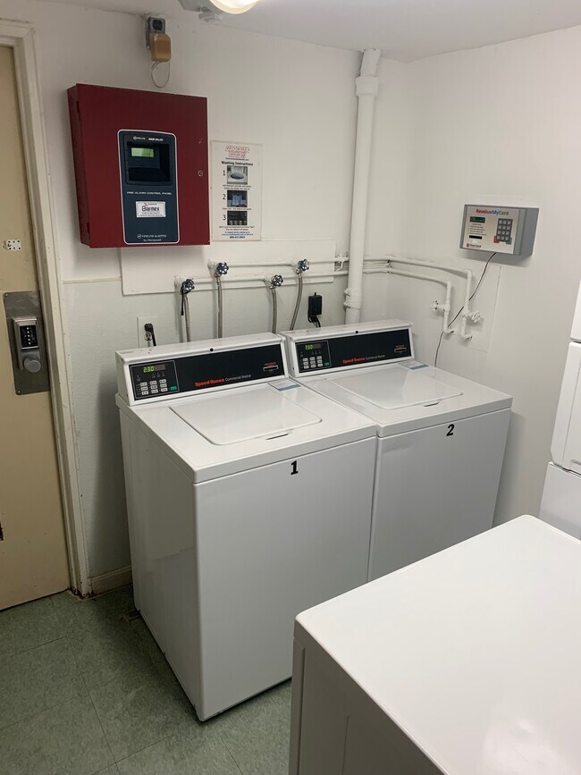 Building Photo - 144 Kenrick St