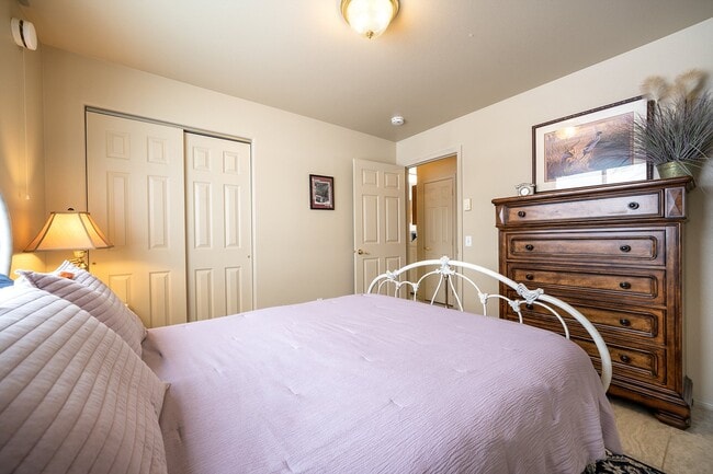 Building Photo - Fully furnished w/ internet and utilities included