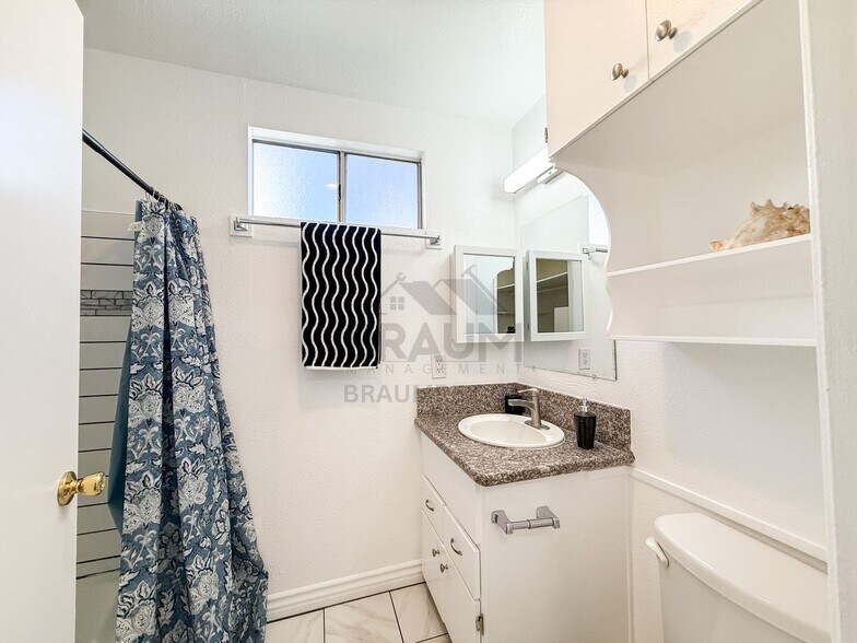 Building Photo - 15634 Leadwell St