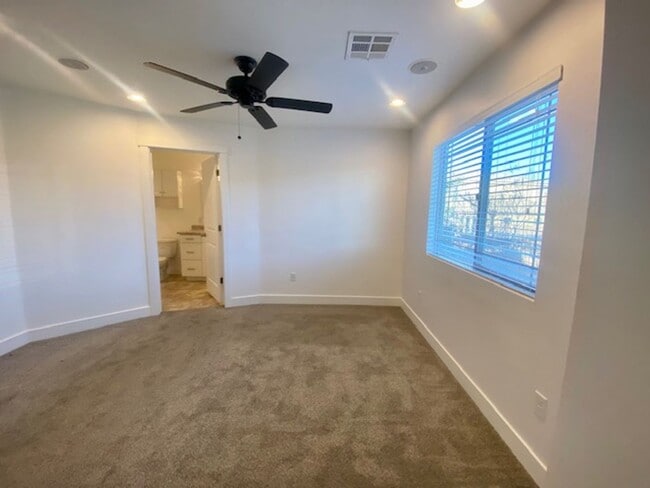 Building Photo - SPACIOUS TOWNHOME IN WASHINGTON