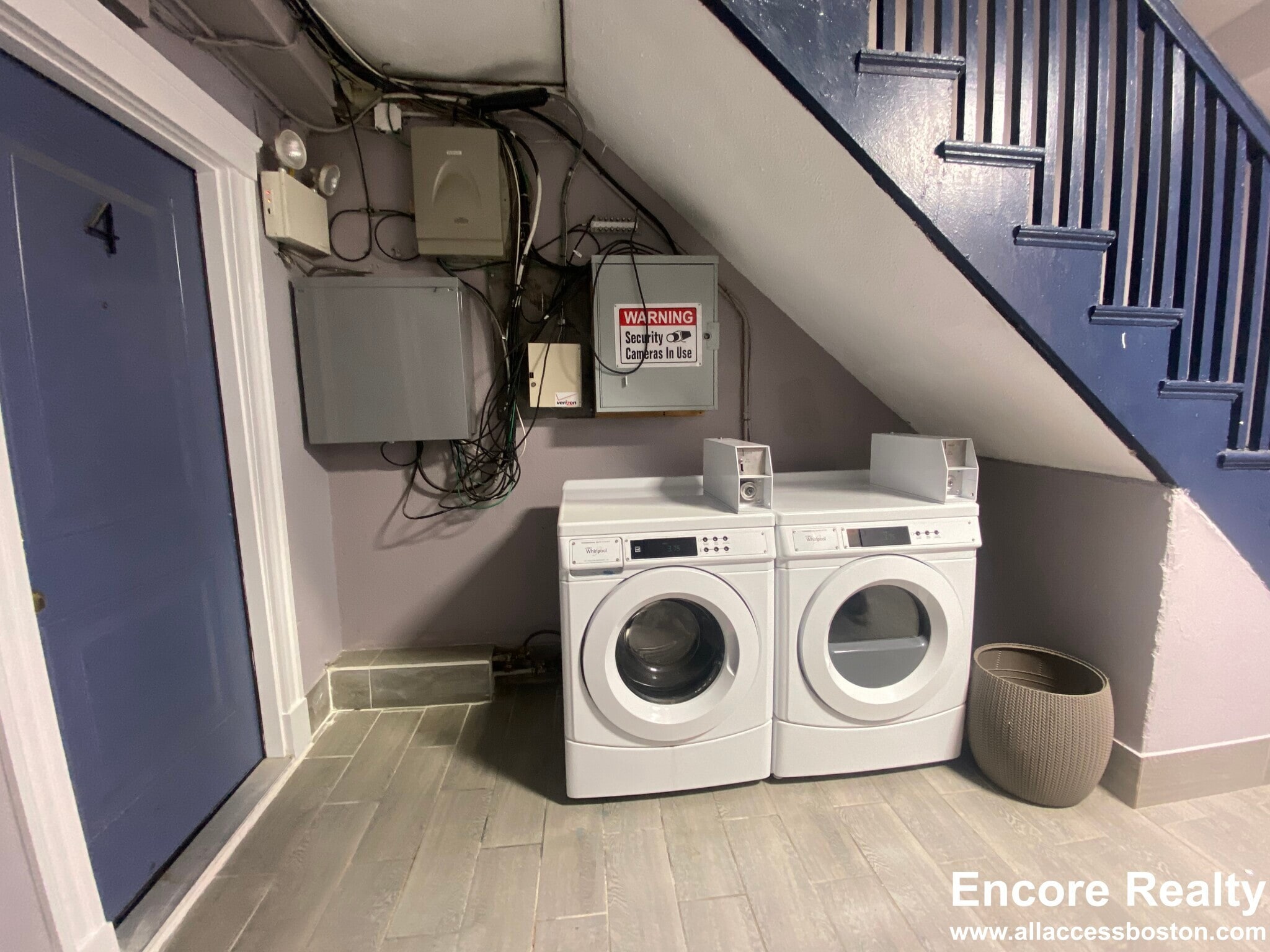 Building Photo - 213 Kelton St