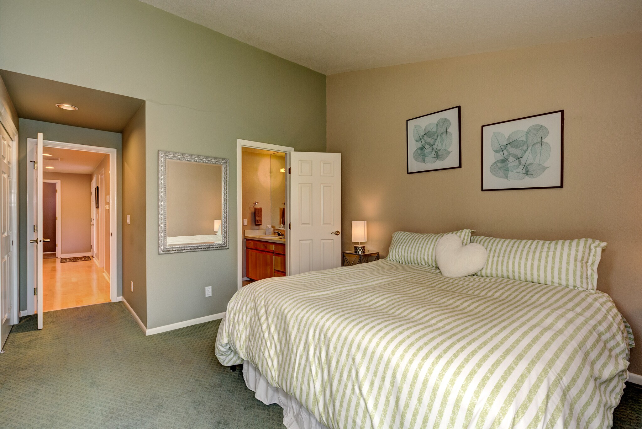 Bedroom 2 has it's own bath - 1923 S Teal Ln