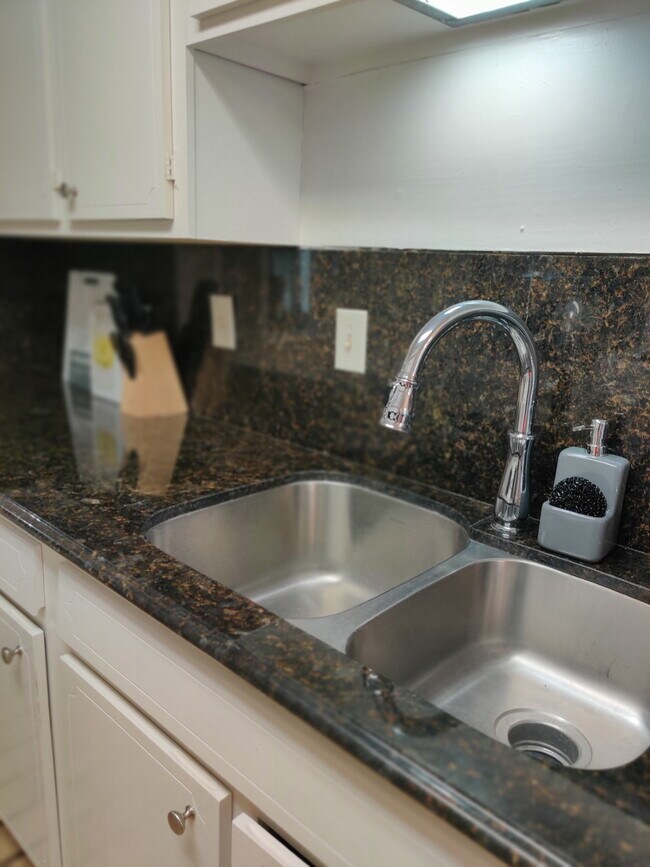 Building Photo - 6373 Ivanhoe Ln