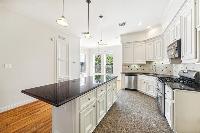 Building Photo - 1231 W Pierce St