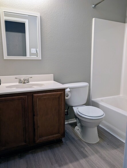 Second Bath - 525 Oxford Loop