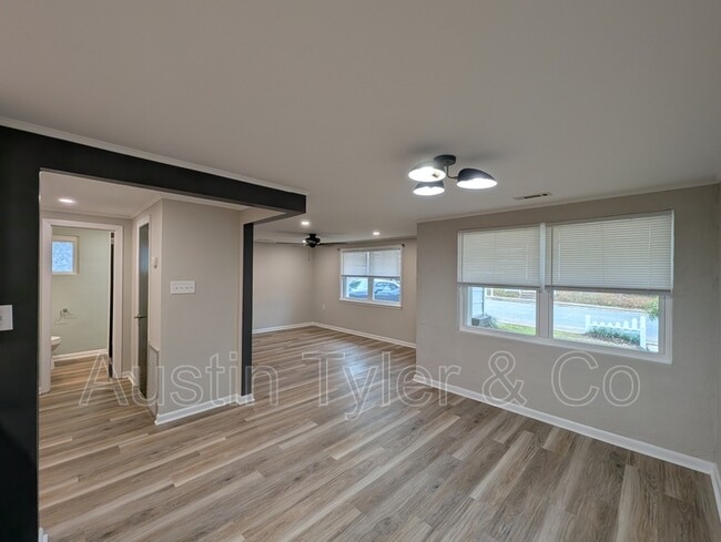 Building Photo - 2984A Smith St