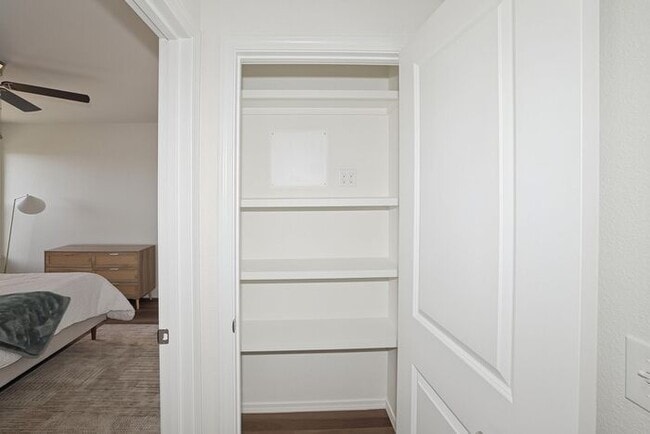 Building Photo - Furnished