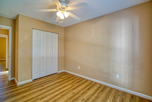 Building Photo - Spacious 4 BR, 2 BA Home On Quiet Cul de Sac, Private Fenced Backyard, Community Pool