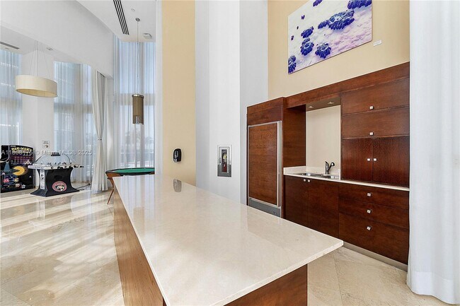 Building Photo - 15811 Collins Ave